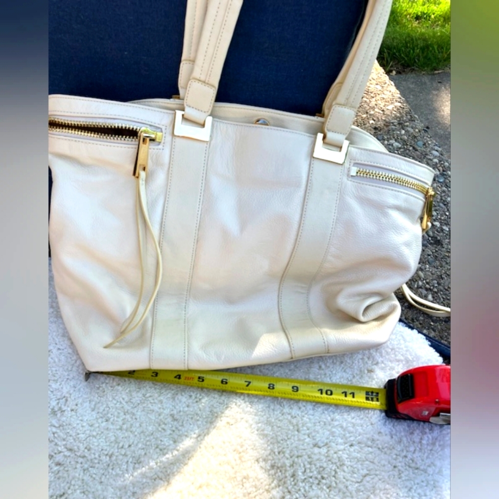 White/cream metallic handbag w/ silver hardware. BRAND UNKNOWN.